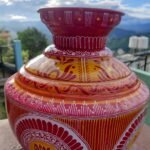 उत्तराखंडी ऐपन कला से सुसज्जित पारंपरिक कलश 🌸