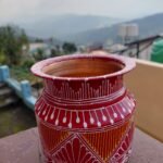 पारंपरिक पहाड़ी ऐपण कला डिज़ाइन वाला तांबे का कलात्मक लोटा