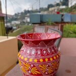 पारंपरिक उत्तराखंडी ऐपण कला से सजा तांबे का लोटा